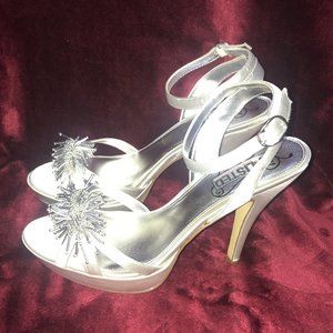 PERFECT W/BOX! KENNETH COLE UNLISTED HOT WATER SILVER BEADED PLATFORM HEELS SZ 8